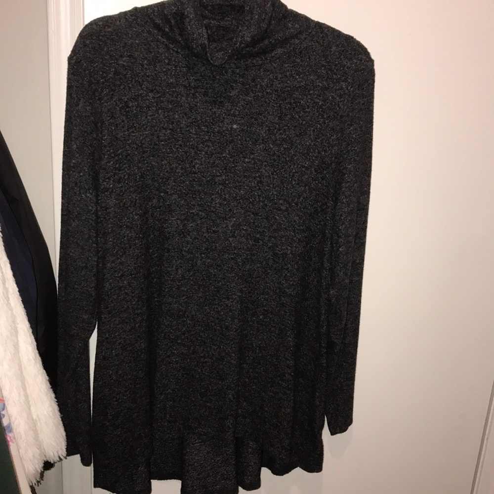Long sleeve turtleneck.